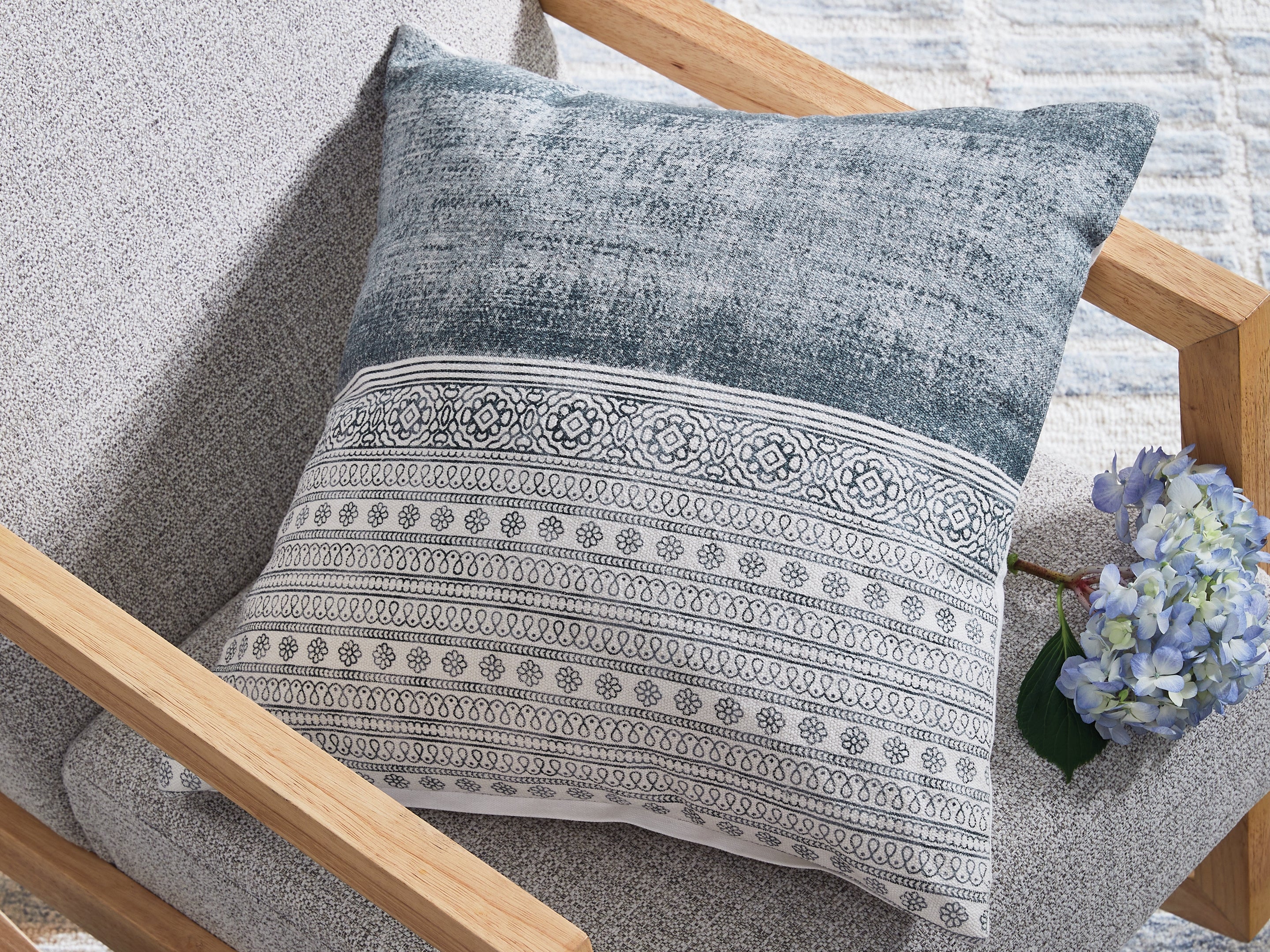 Luxury Living Gallery - Ashley Furniture - Harperville Pillows - Pillow (4/CS) / Blue/White - A1001127