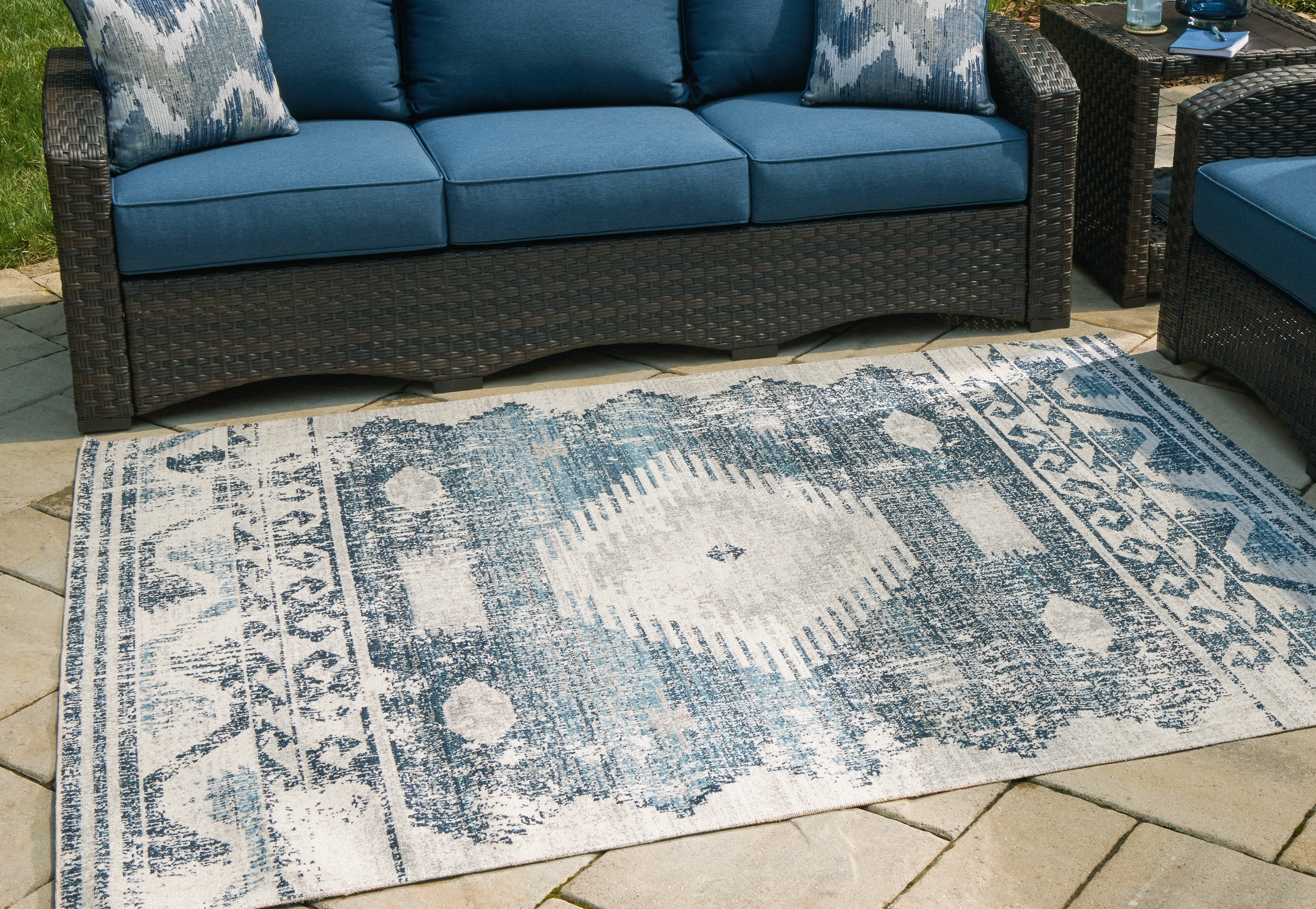 Luxury Living Gallery - Ashley Furniture - Daddridge Rug - 5' x 7' Rug / Blue/Gray/Ivory - R900102